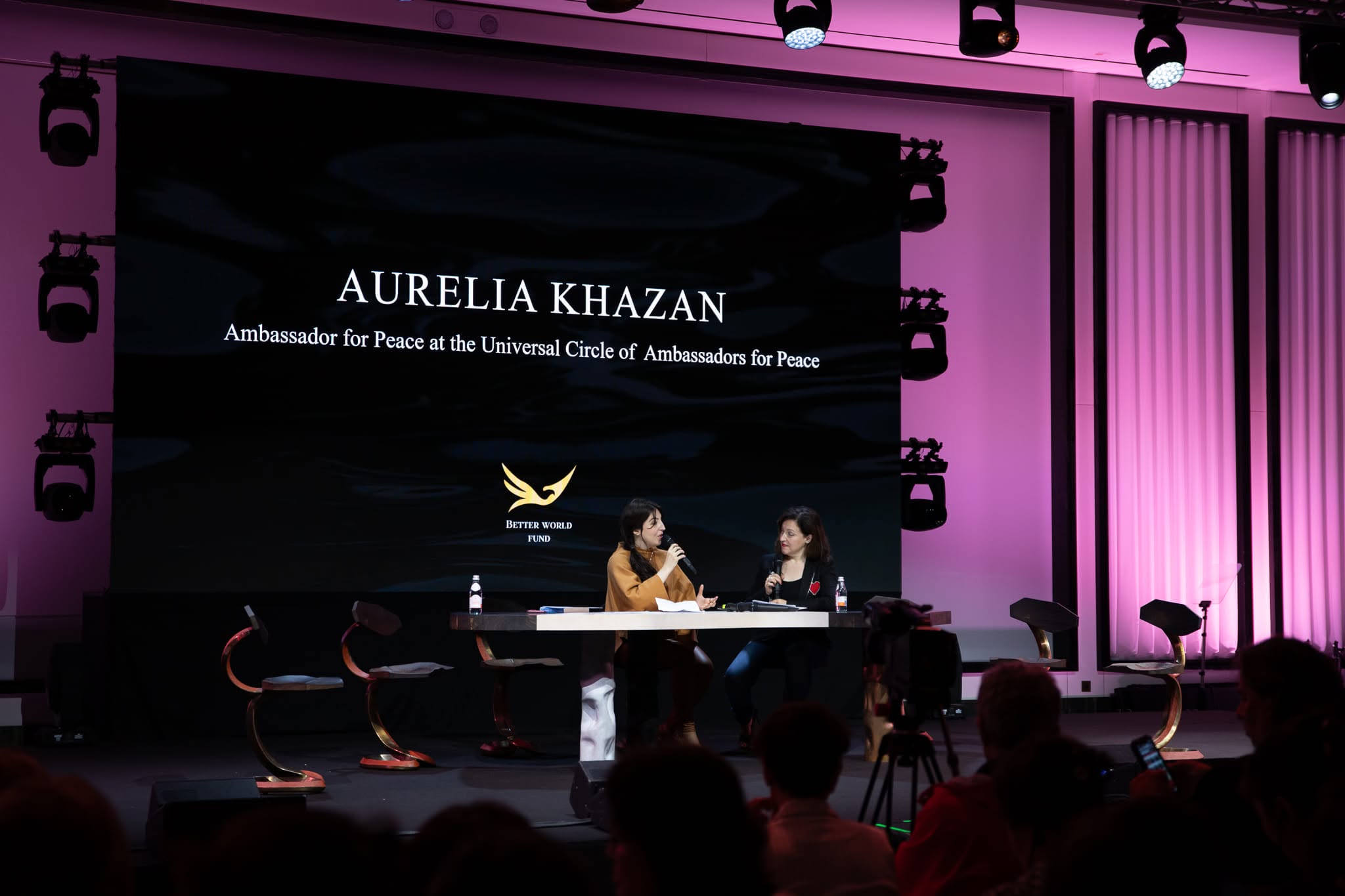 Aurélia Khazan en la UNESCO París presentando La mujer sobre la cuerda (Woman on Rope)