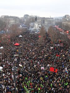 Francia bajo tensión: protestas masivas, 272 detenidos y un edificio incendiado en Lyon